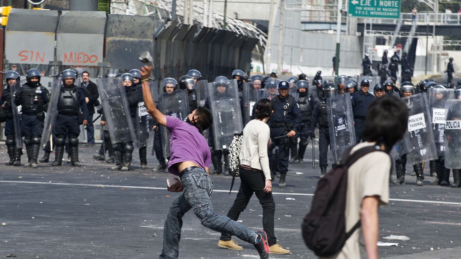 cheats/2012/12/01/25-mexicans-injured-in-clashes/mexican-clash-new-president_rhhrju