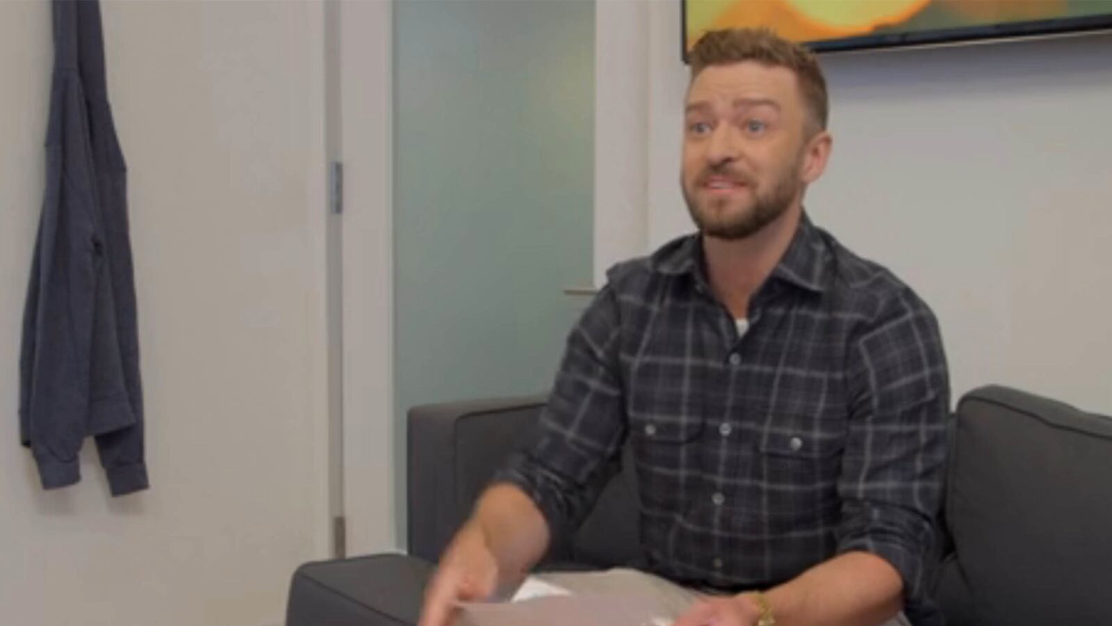 articles/2015/09/22/justin-timberlake-sings-some-horrible-theme-songs-for-seth-meyers/150922-sayed-meyers-jt-tease_bojbwq