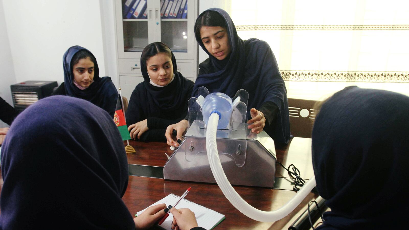 2020-07-20T090037Z_1864490897_RC2XWH9P39Q4_RTRMADP_3_HEALTH-CORONAVIRUS-AFGHANISTAN-VENTILATOR_umk73v