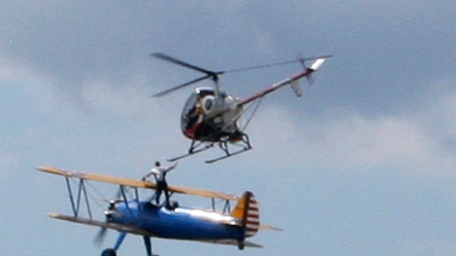 cheats/2011/08/22/winger-walker-dies-at-mich-ai-sshow/wing-walker-falls-cheat_c3kvmm