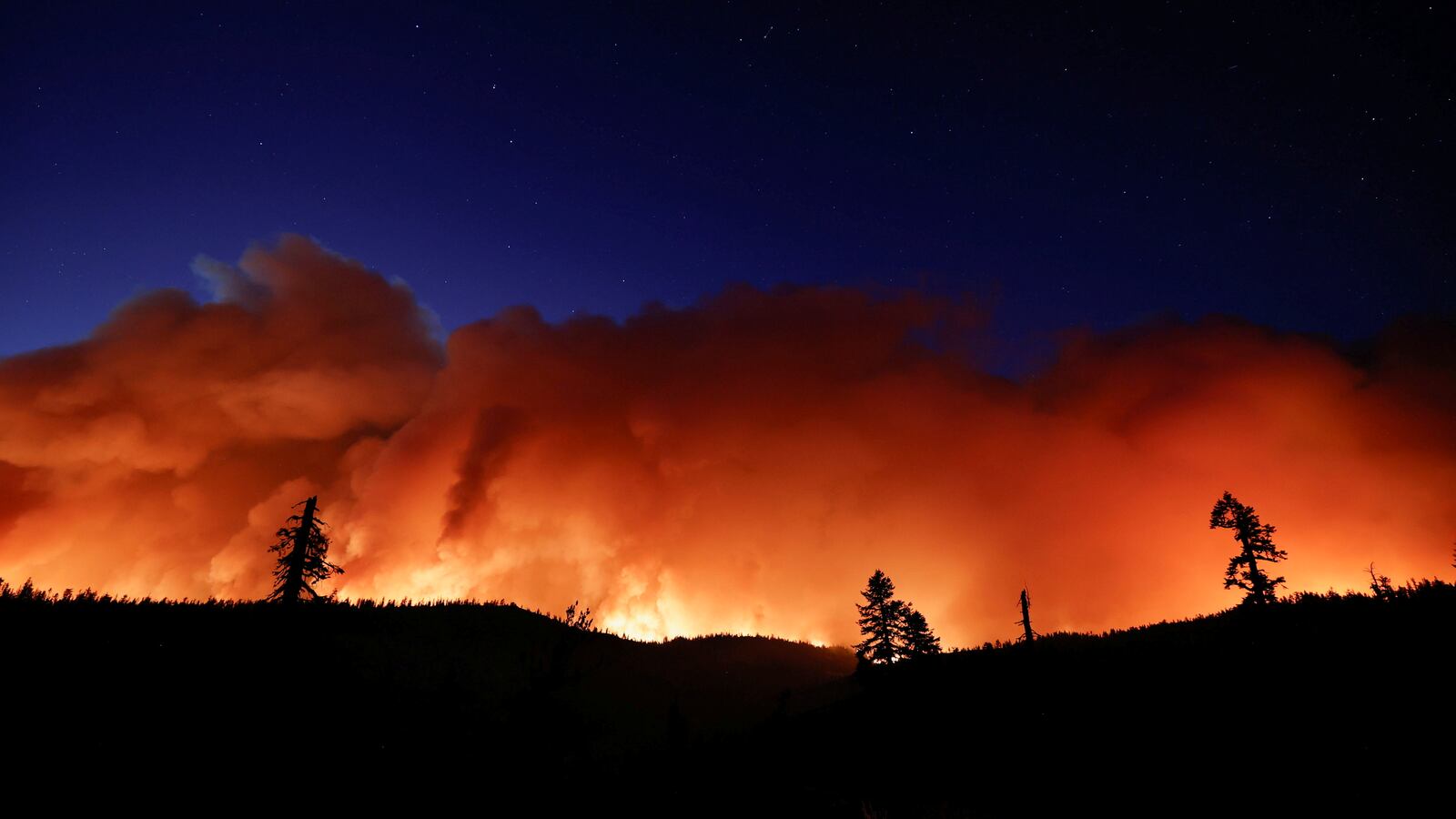 2021-08-30T054815Z_629471724_RC2FFP9TXNM2_RTRMADP_3_USA-WILDFIRES_k5vgad