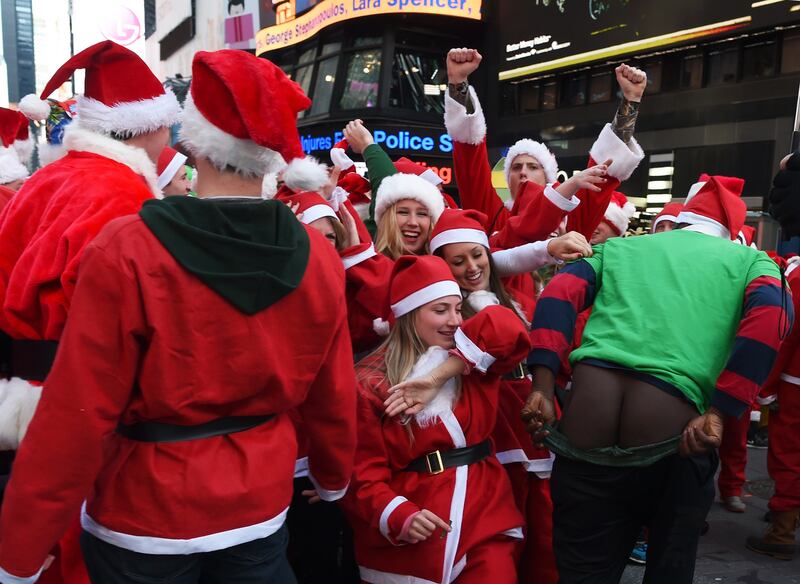 galleries/2014/12/13/new-york-santacon-2014-photos/141213-santacon-nyc-04_hiywfs