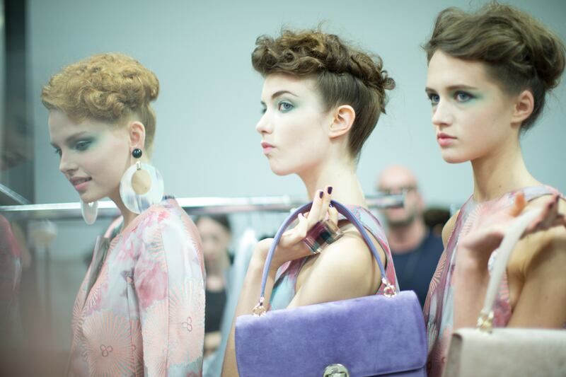 galleries/2013/09/24/backstage-at-giorgio-armani-spring-summer-2014-photos/130923-tachman-milan13_lzsolm