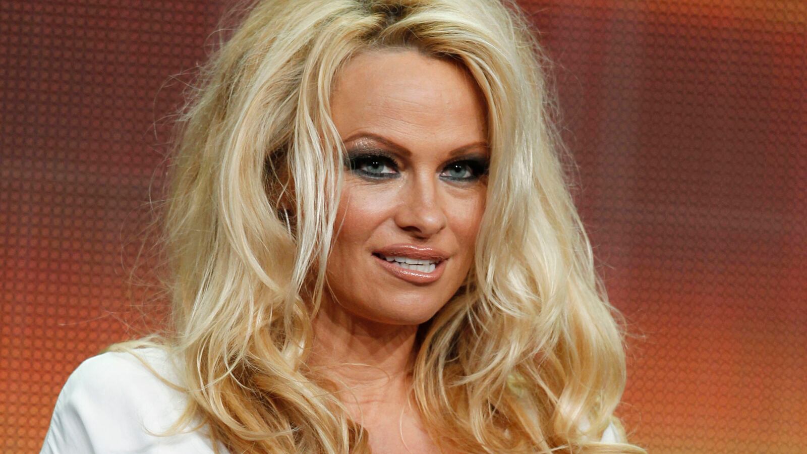 articles/2014/08/21/pamela-anderson-freezes-out-ice-bucket-challenge/140821-pamela-anderson-tease_jzytum