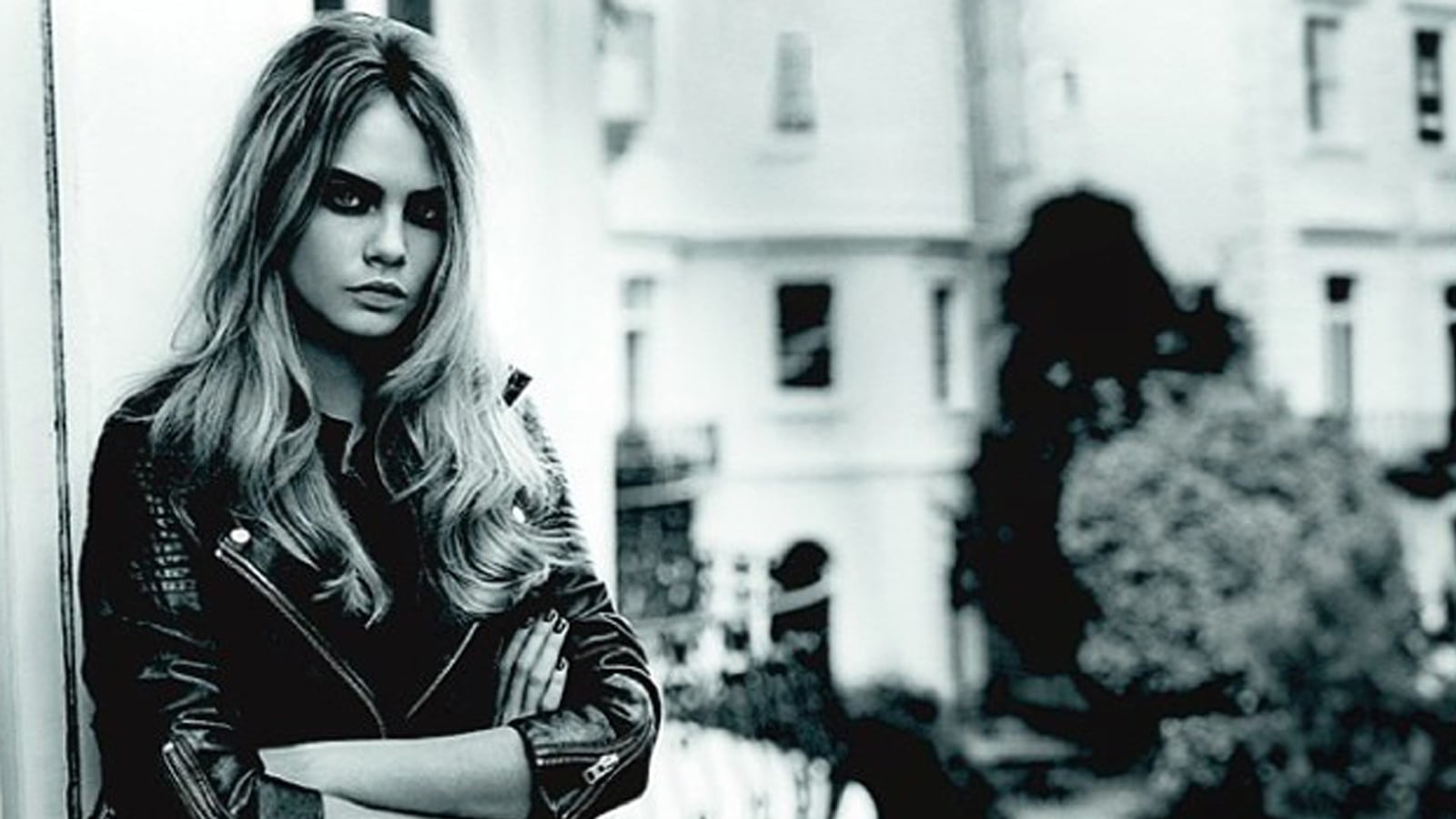 articles/2014/07/28/cara-delevingne-is-topshop-s-solo-star-music-festival-bans-war-bonnets/140728-fashion-topshop-cheat_ifppsm