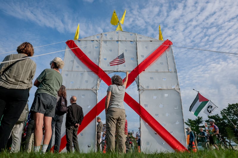 Demonstrators protest US President Donald Trump’s proposed triumphal arch at its planned site in Memorial Circle in Washington, D.C., US, October 1, 2026. REUTERS/Kylie Cooper     TPX IMAGES OF THE DAY