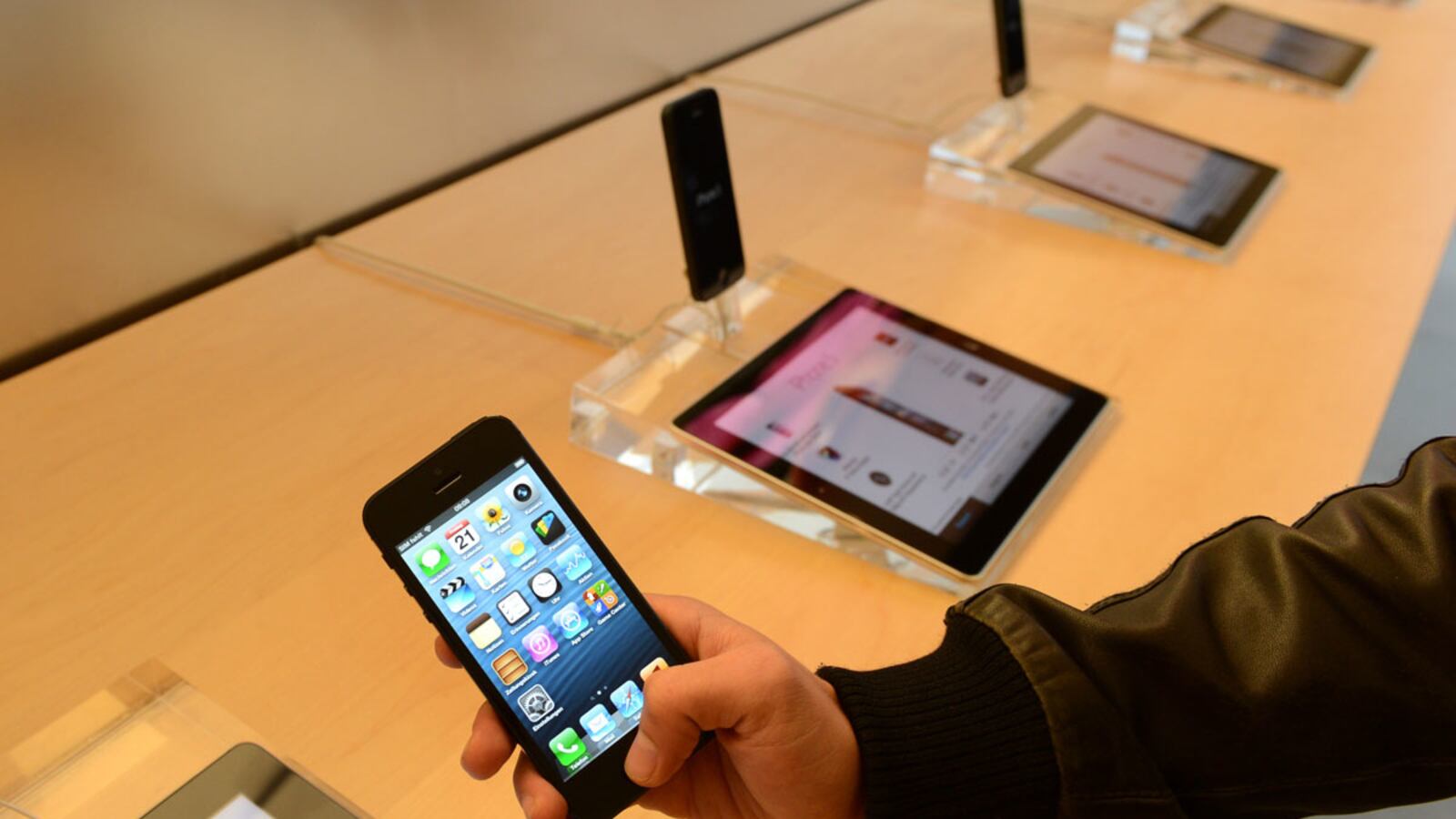 cheats/2012/09/22/iphone-5s-sells-out/iphone-5-sales-cheat_tj1ats