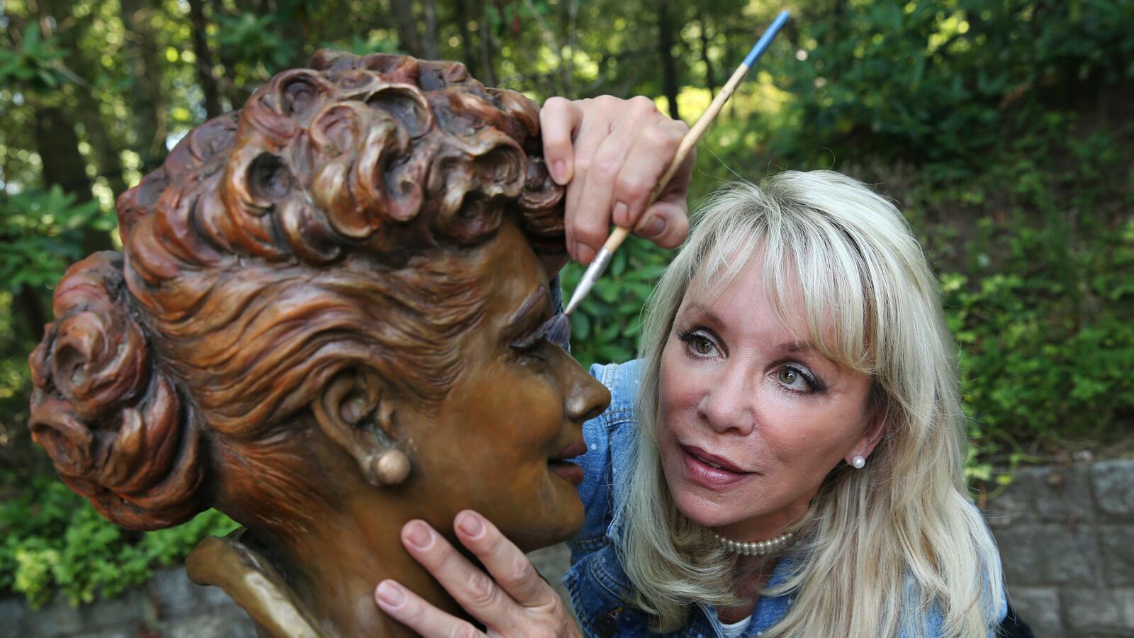 articles/2016/08/09/the-war-of-the-lucille-ball-statues/160808-Teeman-_Lucille-Ball-sculpture-embed2_r96klc