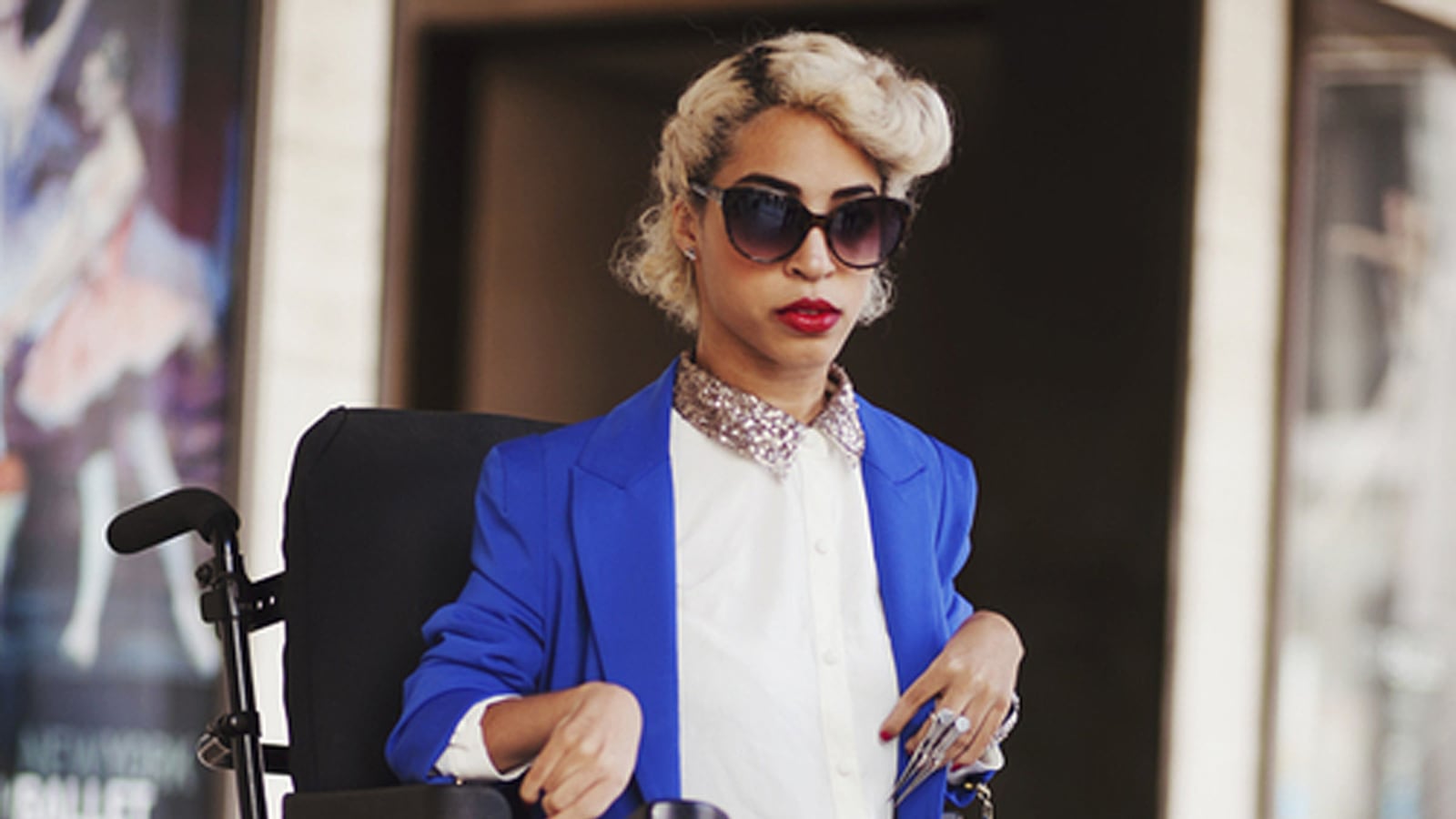 articles/2013/02/07/wheelchair-bound-blogger-warms-fashion-week-hearts/130206-jillian-mercado-fashion-week-tease_volmfe