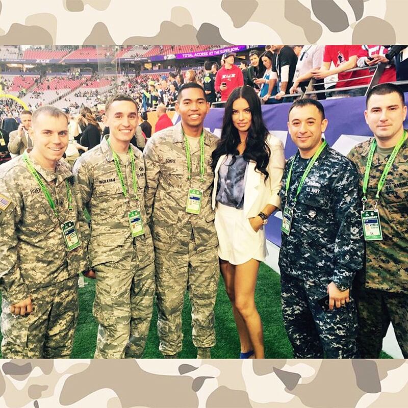 galleries/2015/02/01/celebrity-super-bowl-instagrams-gisele-bundchen-rihanna-and-more/150201-super-bowl-celeb-instagram-adrianna-lima_k6dgmi