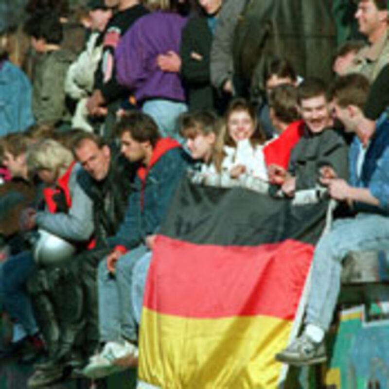 articles/2009/11/03/berlin-wall-the-untold-story/mohr-berlin-wall_60224_rez7vm