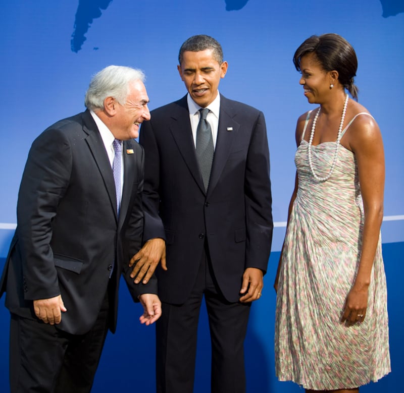 galleries/2011/05/27/awkward-obama-family-photos/awkward-obama-photos-9_kegebb