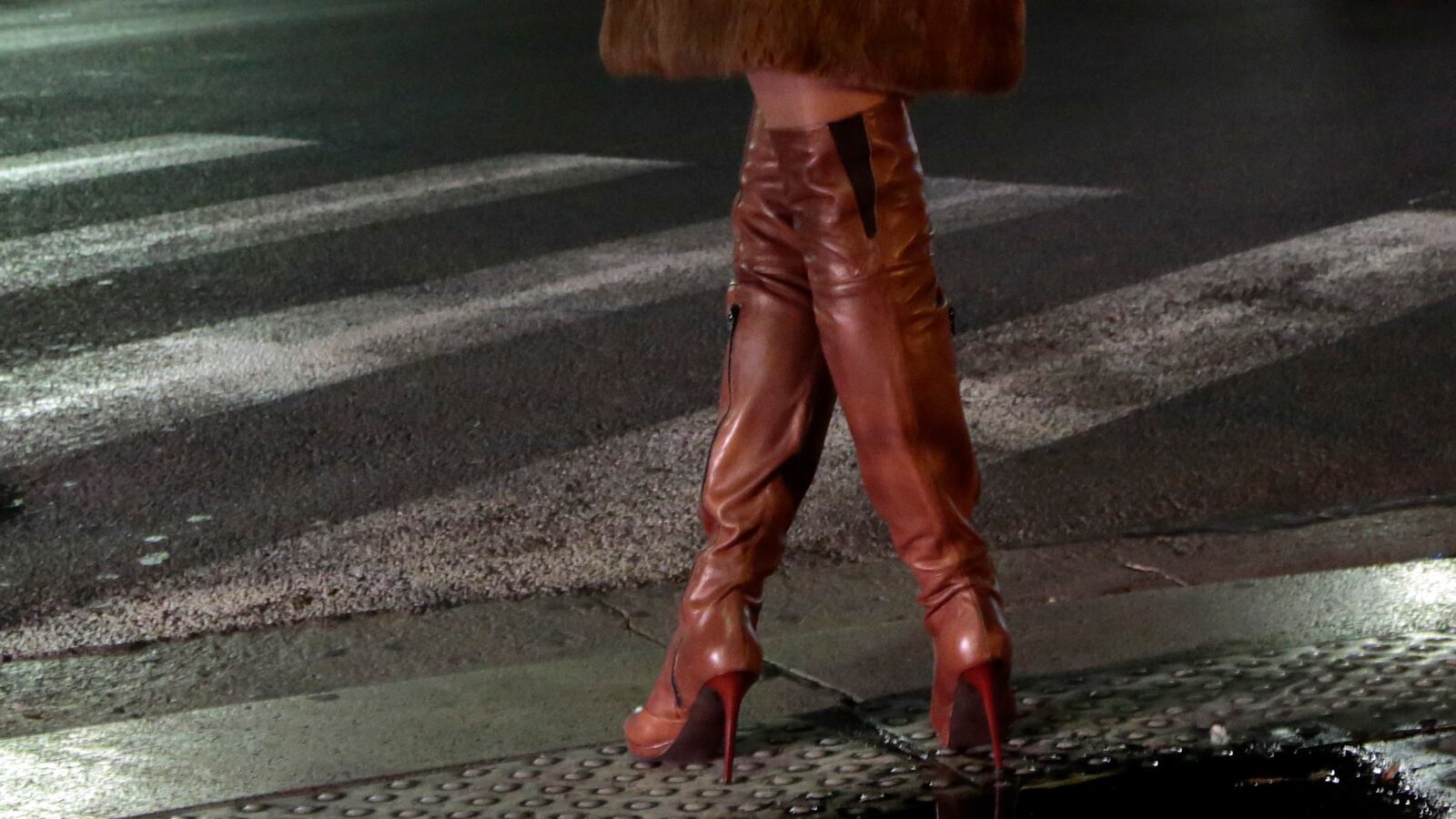 2013-11-29T120000Z_1490122204_PM1E9BT0P4Y01_RTRMADP_3_FRANCE-PROSTITUTION_a9kheq