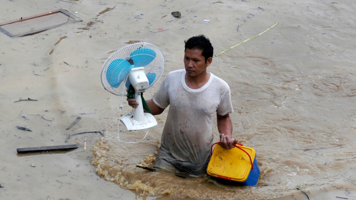 articles/2011/12/18/652-dead-in-philippines-typhoon/philippines-floods-photos-wade_vbrulg