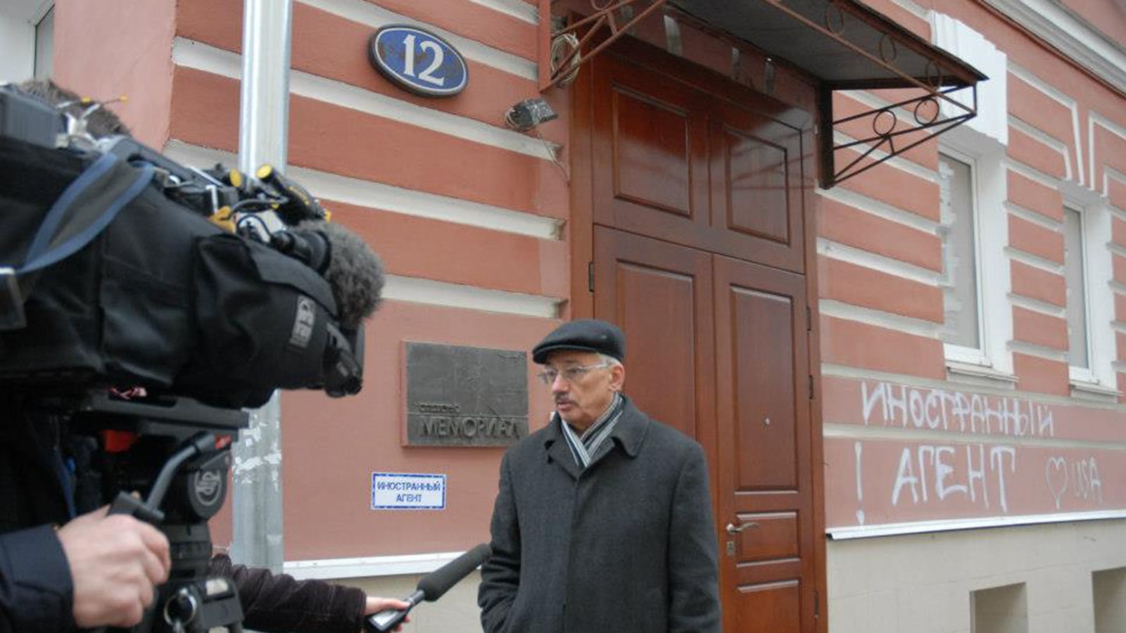 articles/2014/10/13/the-kremlin-s-plan-to-erase-russia-s-memory-and-its-conscience/141012-nemstova-human-rights-memorial-tease_hqxoup