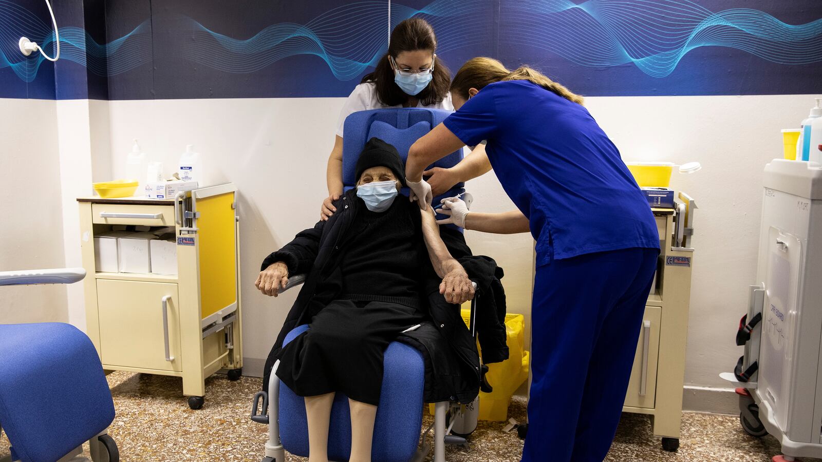 2021-01-16T090956Z_787290021_RC2X8L9WXWNH_RTRMADP_3_HEALTH-CORONAVIRUS-GREECE-VACCINE_sybpv3