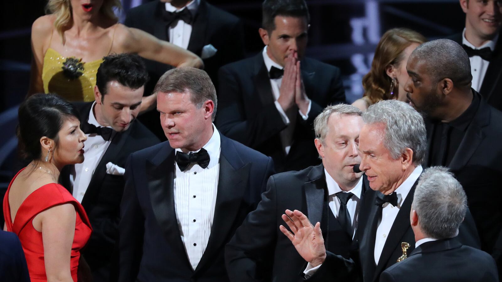 articles/2017/02/28/oscar-envelope-handler-was-busy-tweeting-pictures-of-celebs-when-disaster-struck/rsz_rts10pls_opd1rh