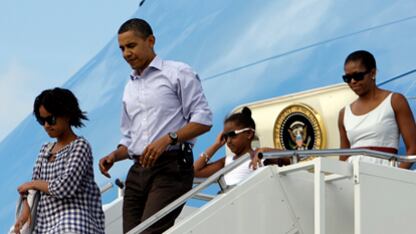cheats/2009/08/23/obamas-arrive-at-cape-cod/obama-family-arrives-in-cape-cod_mfdbyr