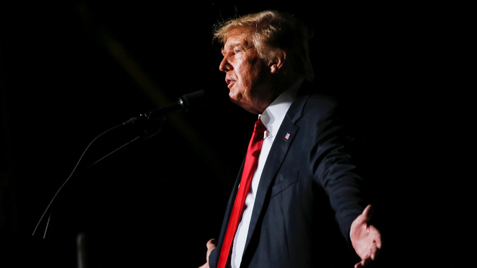 2021-10-10T035342Z_91694727_RC2L6Q9KGYHG_RTRMADP_3_USA-TRUMP_jhmahs