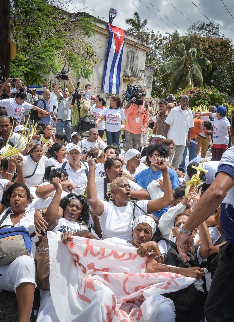 galleries/2016/03/20/obama-lands-in-cuba-to-dissident-protest/160320-cuba-dissidents-protest-11_lzio3l
