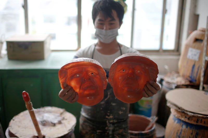 galleries/2016/05/27/inside-the-factory-making-trump-masks/160527-trump-mask-factory-06_vveilc