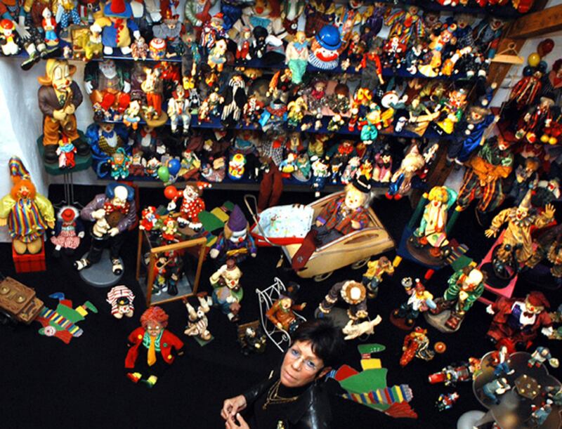 galleries/2011/11/30/world-records-broken-in-2011-photos/world-records-largest-clown-collection_ciycn8
