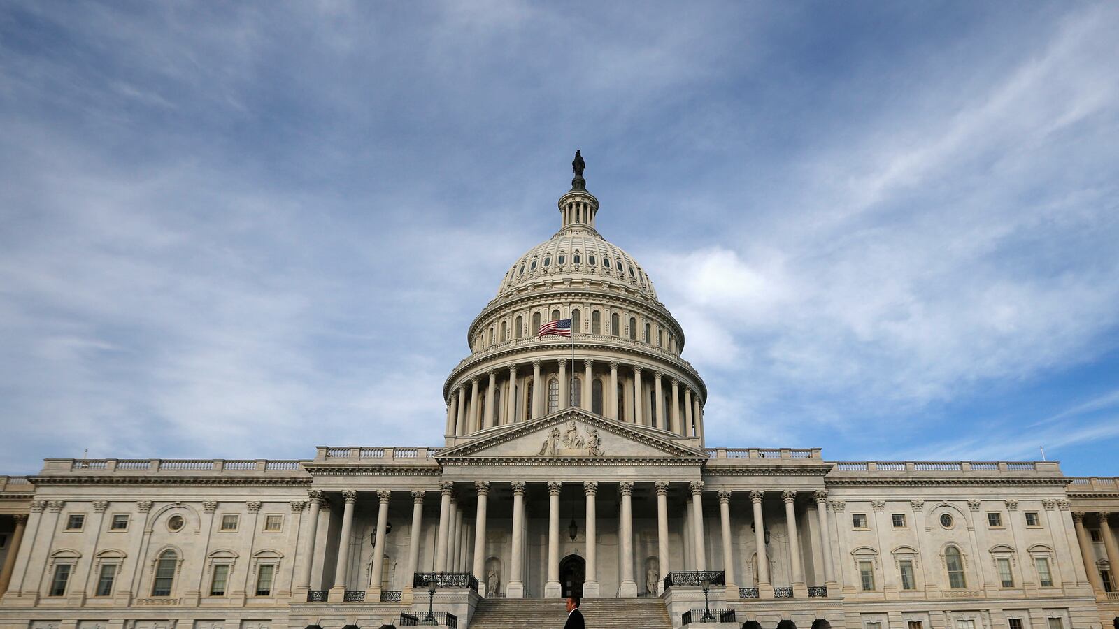 articles/2015/05/01/cops-keep-leaving-glocks-in-nation-s-bathrooms/150501-joiner-capitol-tease_pqn416