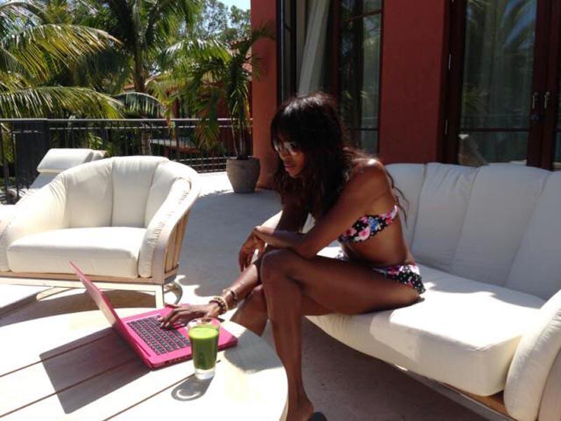 galleries/2013/03/31/lindsay-lohan-shakira-more-celebrity-twitter-pictures-photos/130327-twit-pics-campbell_vs4jir