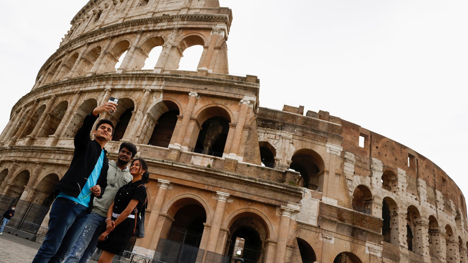 2021-04-26T092349Z_376727360_RC2L3N9N7XIT_RTRMADP_3_HEALTH-CORONAVIRUS-ITALY_tvrmq0