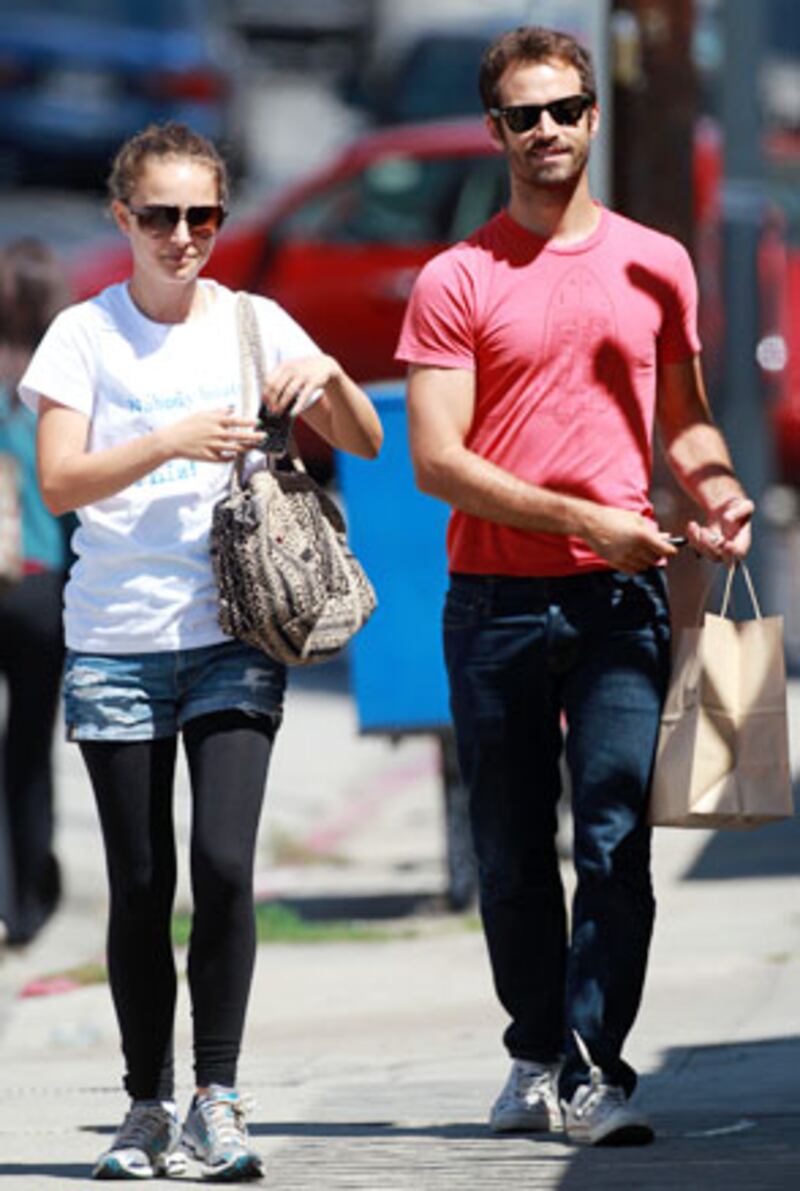 galleries/2010/12/12/hollywood-hookups/hollywood-hookups---portman-1_iw1zb6