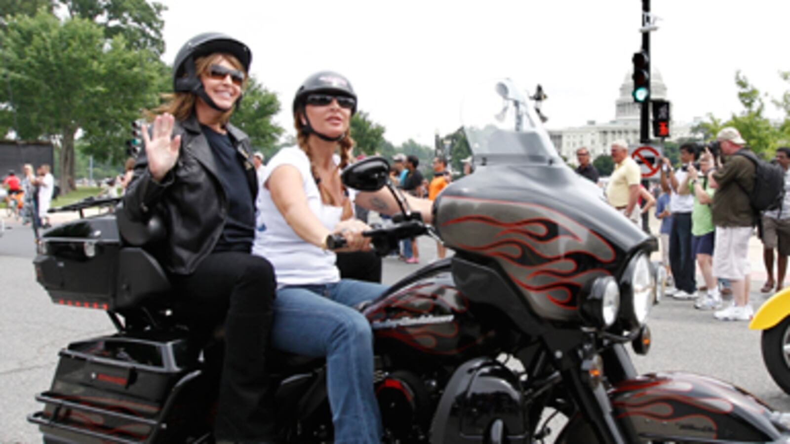 articles/2011/05/30/sarah-palin-bus-tour-how-shes-using-it-as-a-trial-balloon-for-a-presidential-bid/walshe-palin-tour_184313_nwif6v