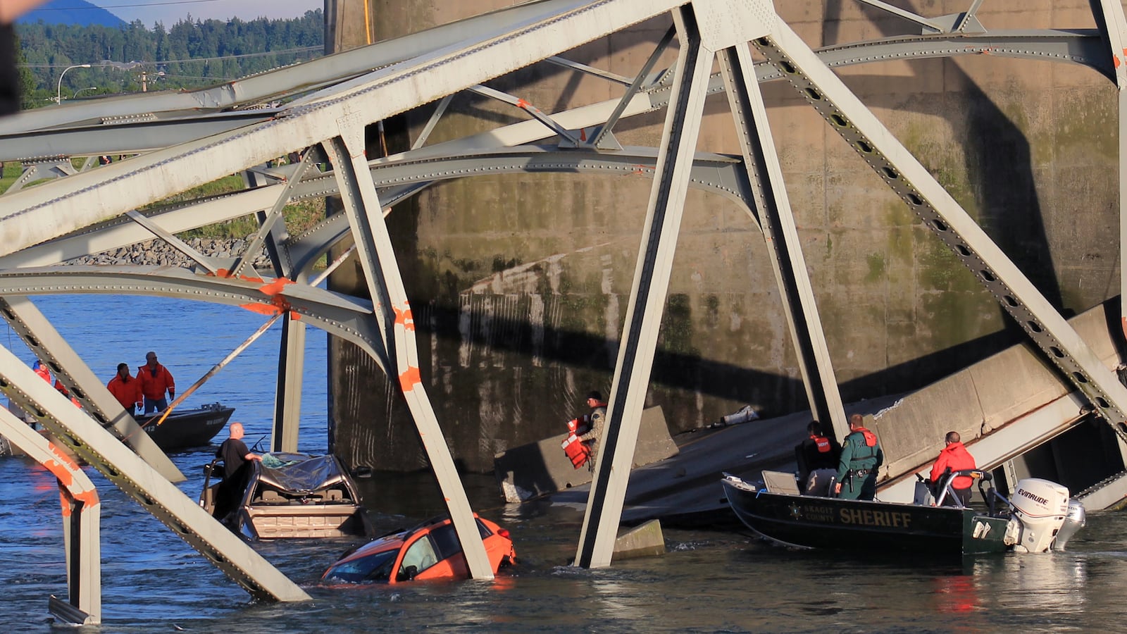 cheats/2013/05/24/bridge-collapse-survivor-recalls-fall/130524-bridge-collapse-cheat_fbrlav