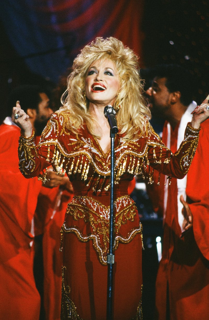 THE TONIGHT SHOW STARRING JOHNNY CARSON -- Pictured: Musical guest Dolly Parton performs on December 14, 1990