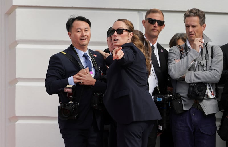 A Secret Service agent redirects a Chinese official photographer, who initially refused to move, on the day of a state arrival ceremony for Chinese President Xi Jinping and his wife, Peng Liyuan, in Washington, D.C., US, September 24, 2026. REUTERS/Jonathan Ernst