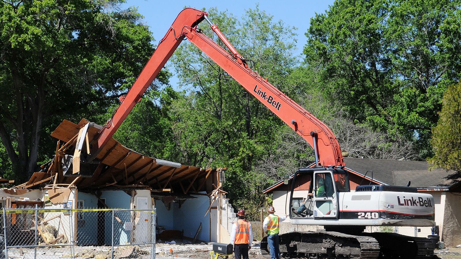 cheats/2013/03/04/second-sinkhole-opens/130304-jeff-bush-sinkhole-cheat_beobeh