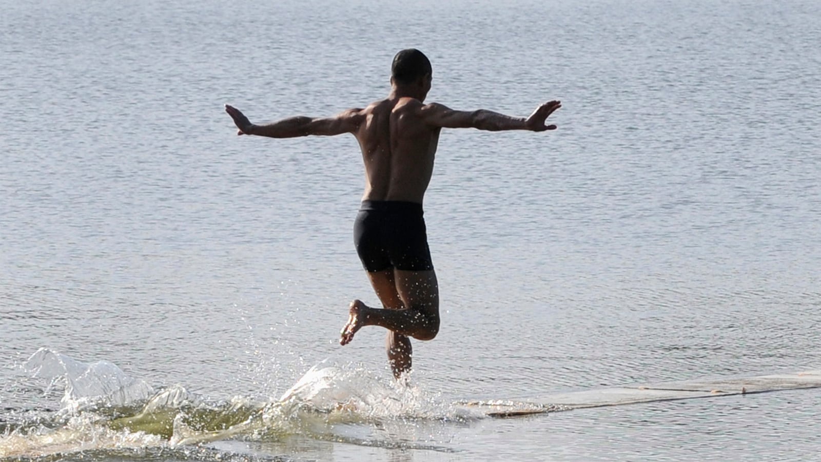 articles/2015/09/05/watch-a-shaolin-monk-run-on-water/150905-joiner-water-walking-tease_gtgqlu