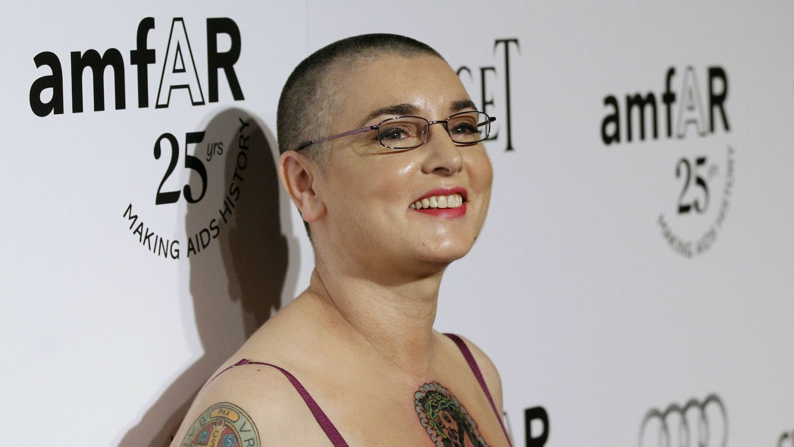 cheats/2016/06/23/sinead-o-connor-threatens-bridge-jump/151129-sinead-oconnor-safe-cheat_kjvm1u