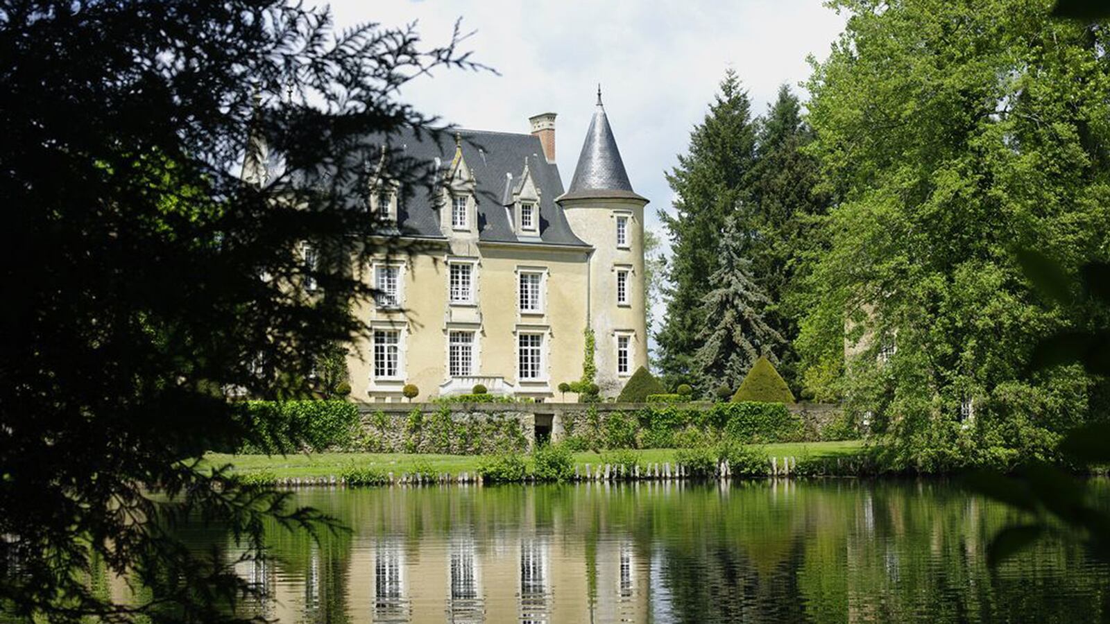 190816-MCNEARNEY-OMG-I-WANT-TO-RENT-THIS-HOUSE-France-hero_wvjeil