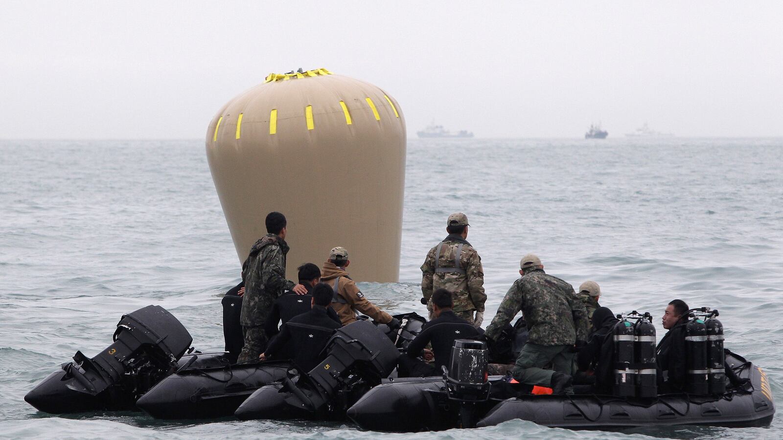 cheats/2014/04/18/s-korean-ferry-toll-rises-to-28/140418-korea-ferry-cheat_xfsiwe