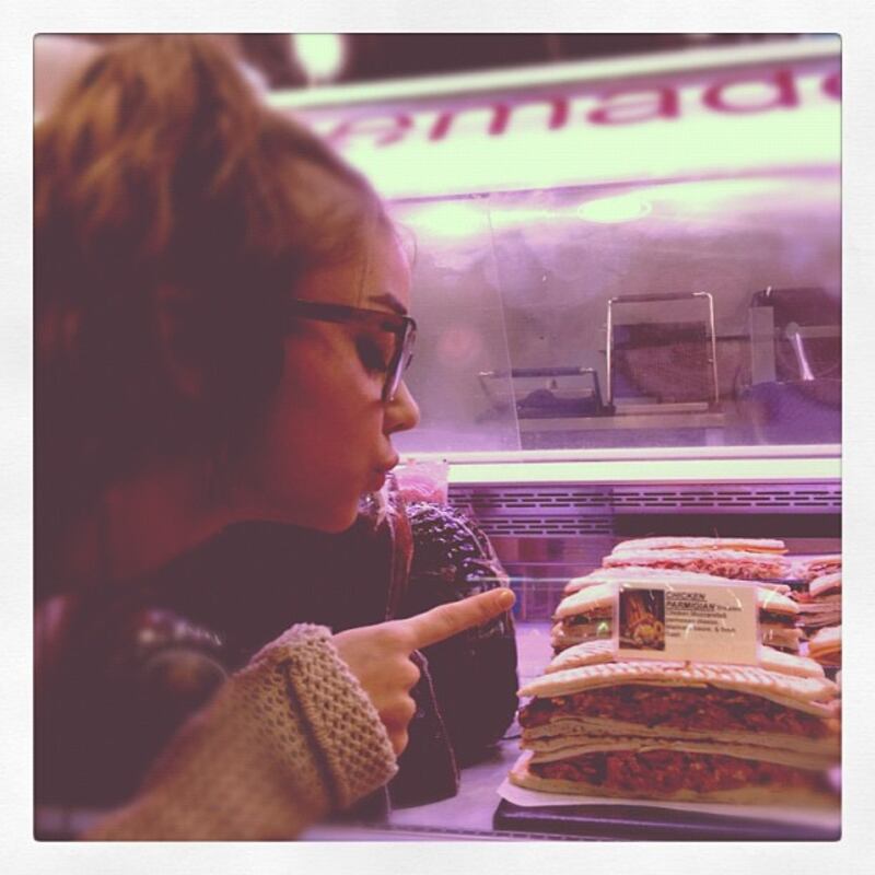 galleries/2012/09/16/hilary-duff-lebron-james-more-celebrity-twitter-pictures-photos/sarah-hyland_bosdrb