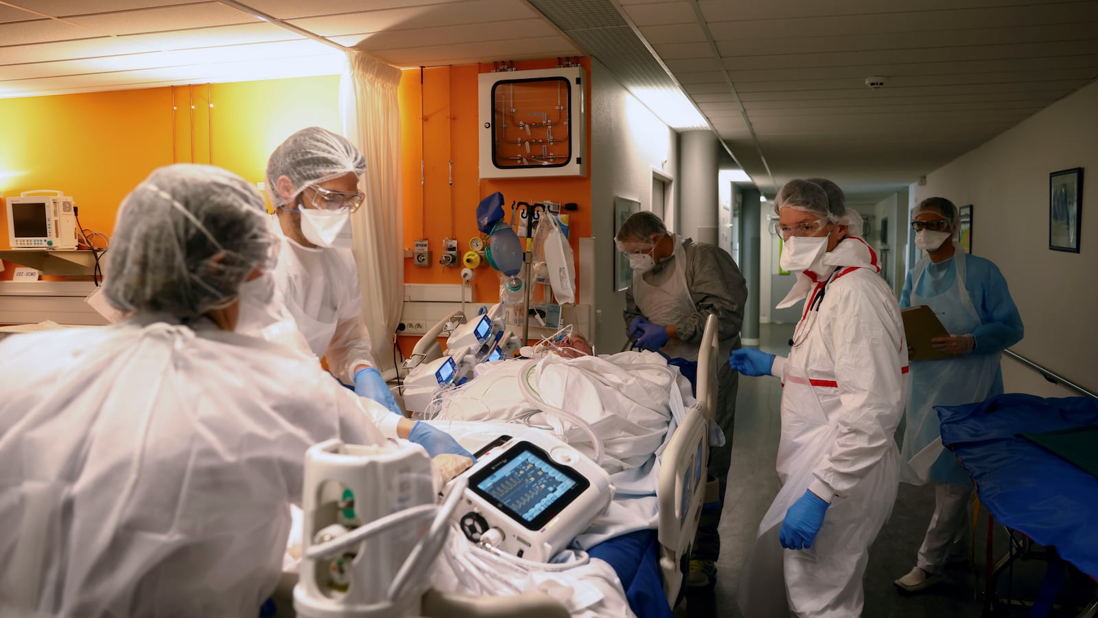 2021-03-25T160750Z_979088439_RC2GIM9GVLXK_RTRMADP_3_HEALTH-CORONAVIRUS-FRANCE-EVACUATIONS_rntsfr