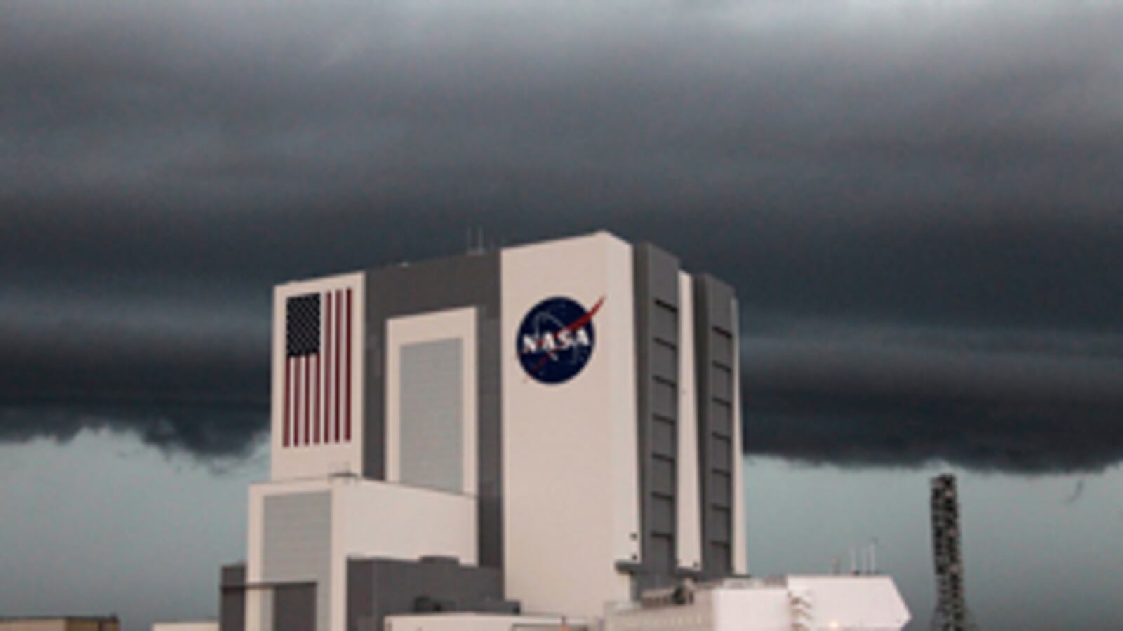 cheats/2011/03/31/seventy-trapped-in-tampa-building/tornado_cjzvnq