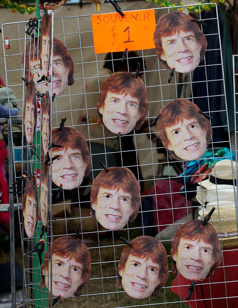 galleries/2013/07/01/mick-jagger-kate-moss-more-stars-at-glastonbury-2013-photos/130630-glastonbury-mick-jagger-masks_grdjyy