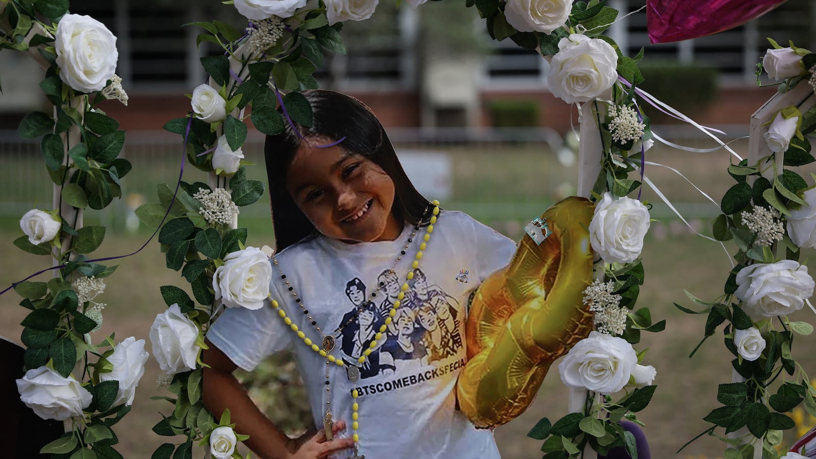 2022-06-01T015507Z_1940556226_RC2NIU9DUJC6_RTRMADP_3_TEXAS-SHOOTING_nb4xxt