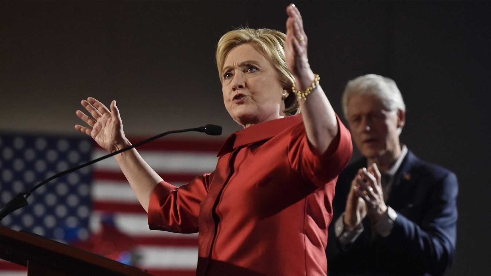 articles/2016/02/20/clinton-escapes-nevada-with-close-win/160220-mak-clinton-win-tease_bogo1g