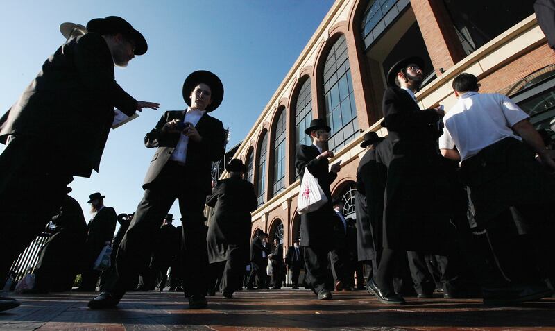 articles/2013/10/10/pew-director-explains-rationale-behind-survey-of-u-s-jews/orthodox-jews-new-york-openz_ln1z9j