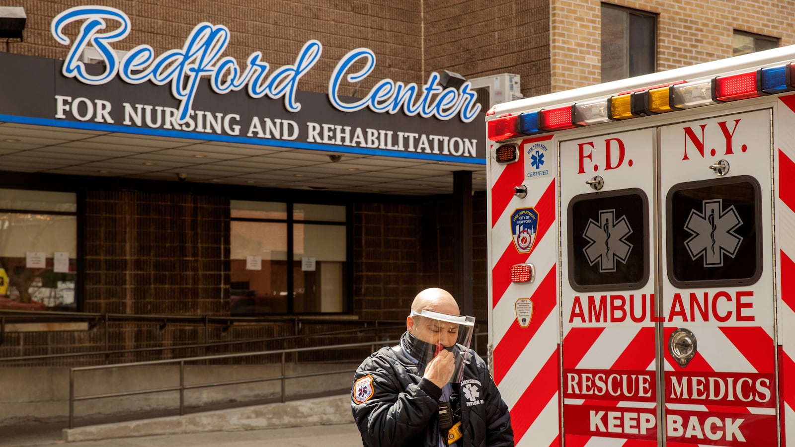 2020-04-16T201023Z_527480287_RC2W5G95NHPG_RTRMADP_3_HEALTH-CORONAVIRUS-USA-EMT_j89tg1