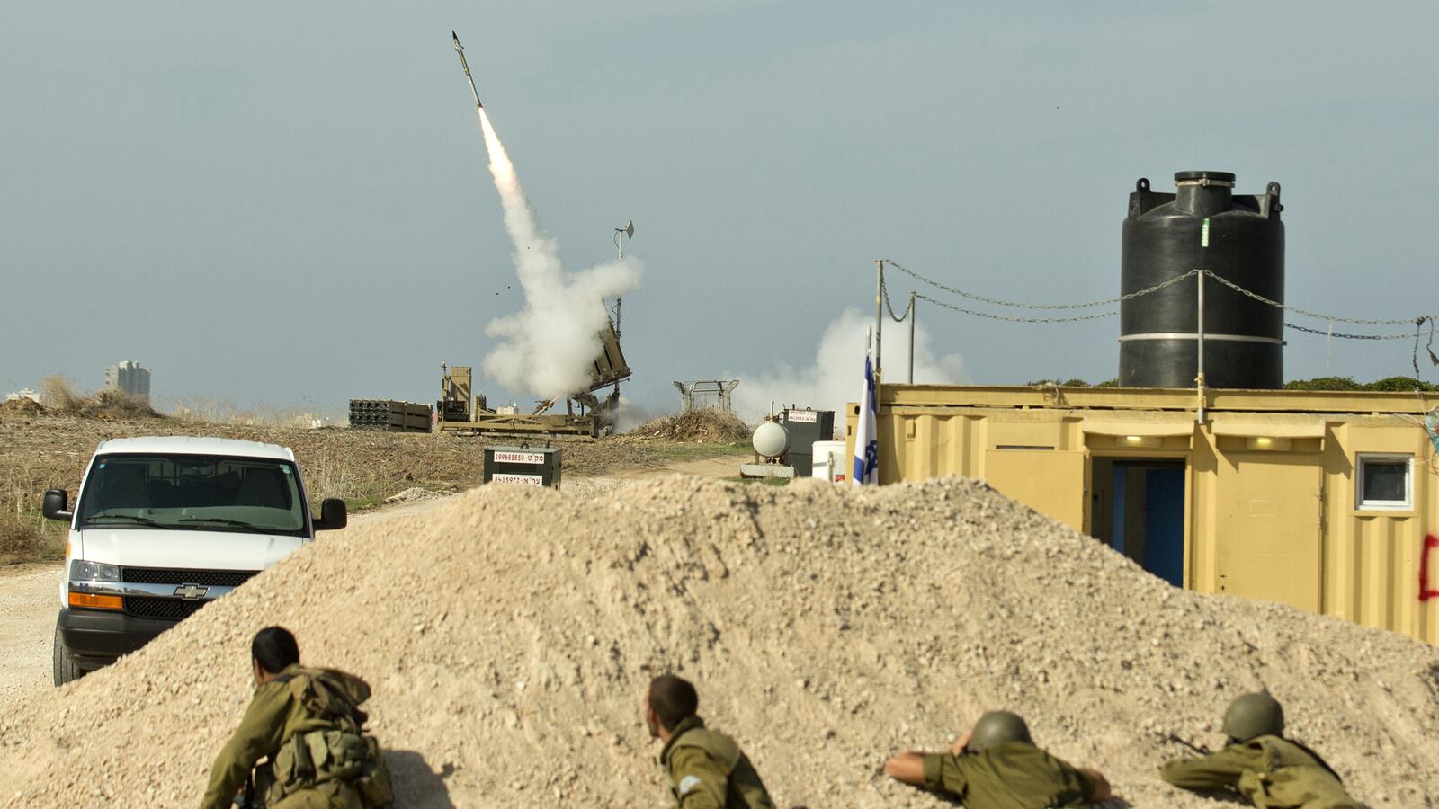 articles/2012/11/20/red-alert-in-tel-aviv-fear-inside-the-israeli-city-s-bubble/tel-aviv-rockets-perlson_fetwvh