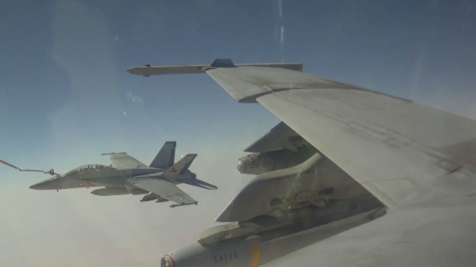 cheats/2014/08/31/u-s-airstrikes-help-break-isis-siege/140831-usairstrike-cheat_jd9hut