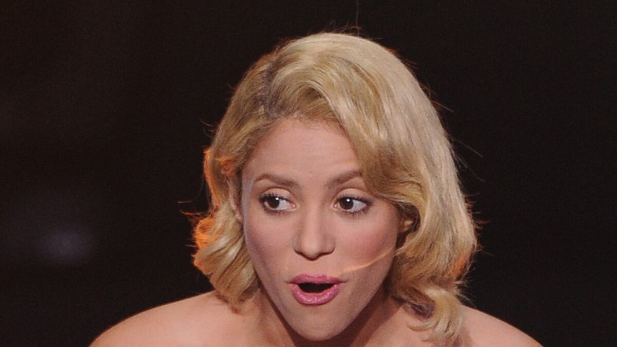 cheats/2012/02/14/shakira-attacked-by-sea-lion/shakira-attacked-by-sea-lions-vacation-cheat_e71btj